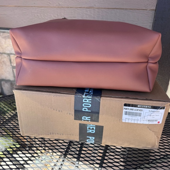 Portland Leather Sunkissed OVERSIZED Leather Tote - Picture 3 of 5